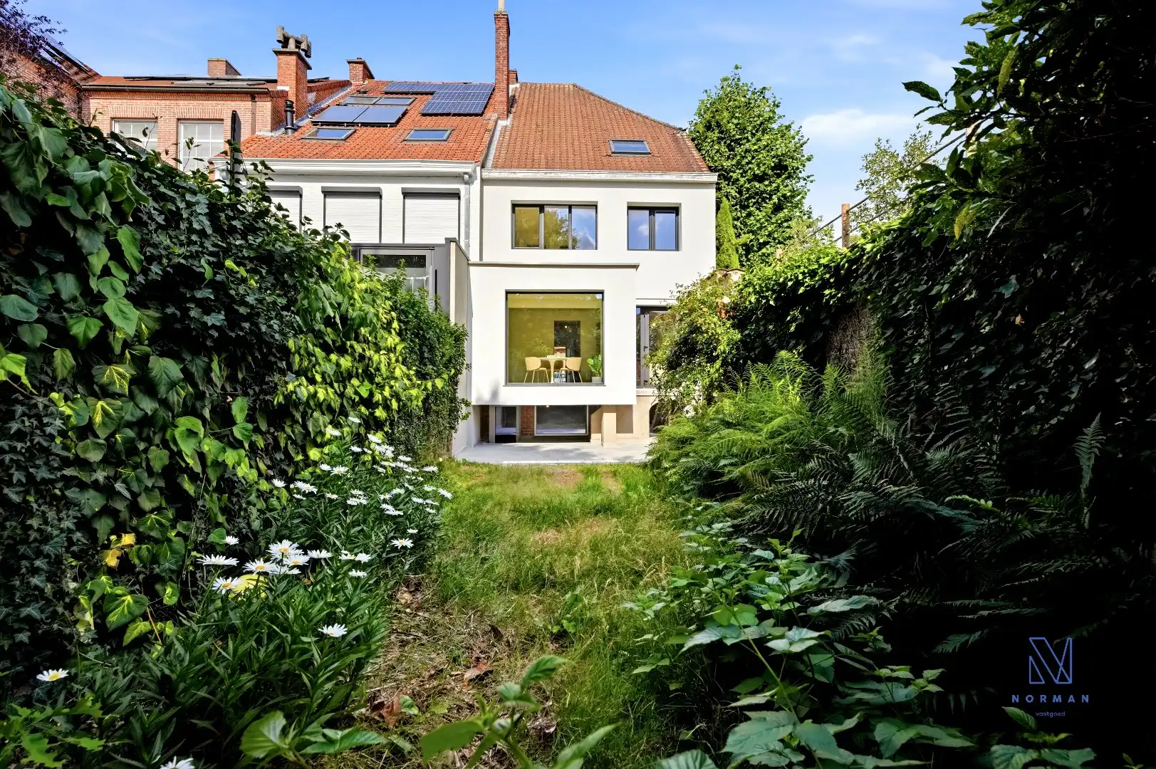Grote hippe woning met 5 kamers, 2 badkamers, garage en een stadstuin foto {{pictureIndex}}