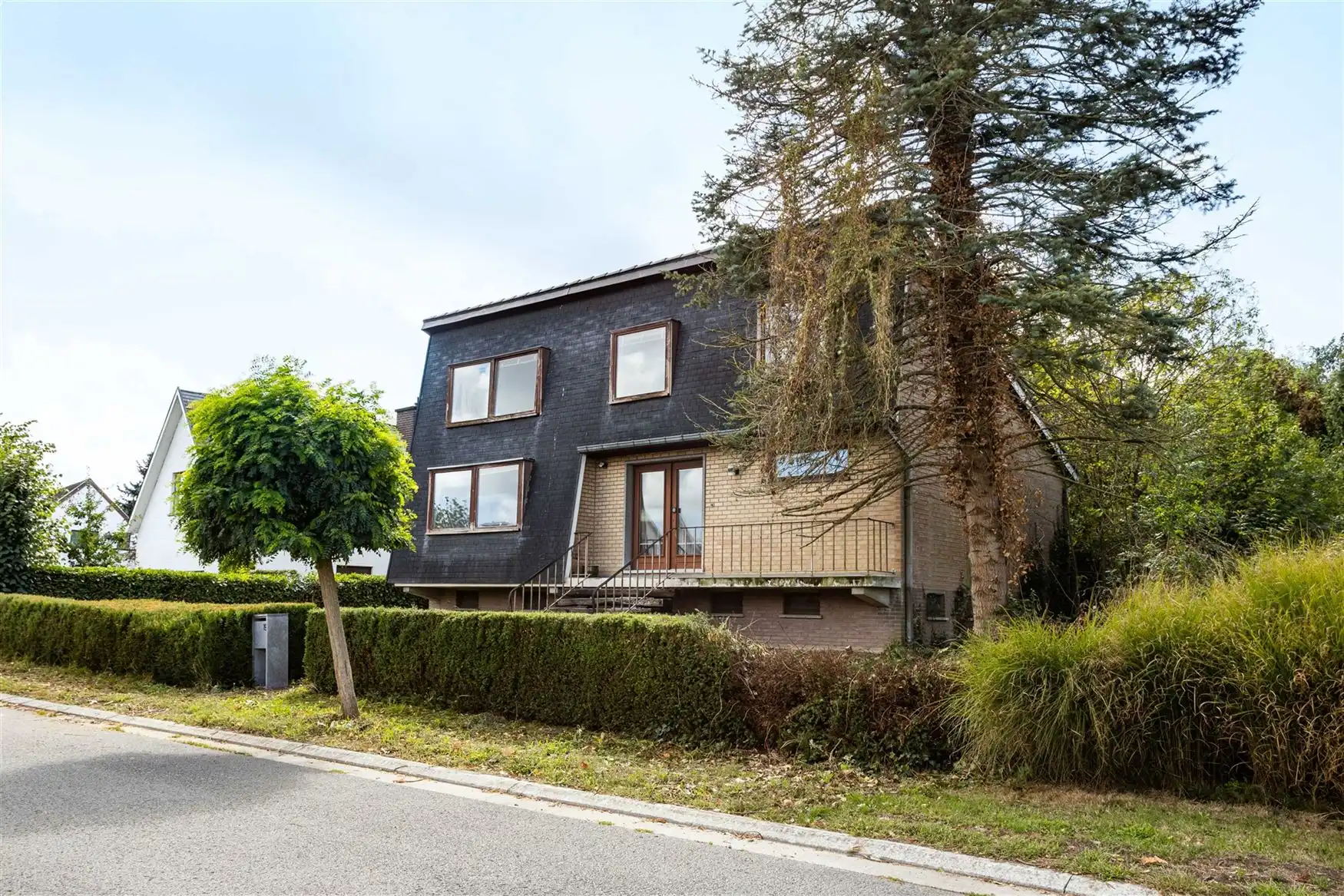 Retro-architecturale villa omringd door groen en privacy foto 15