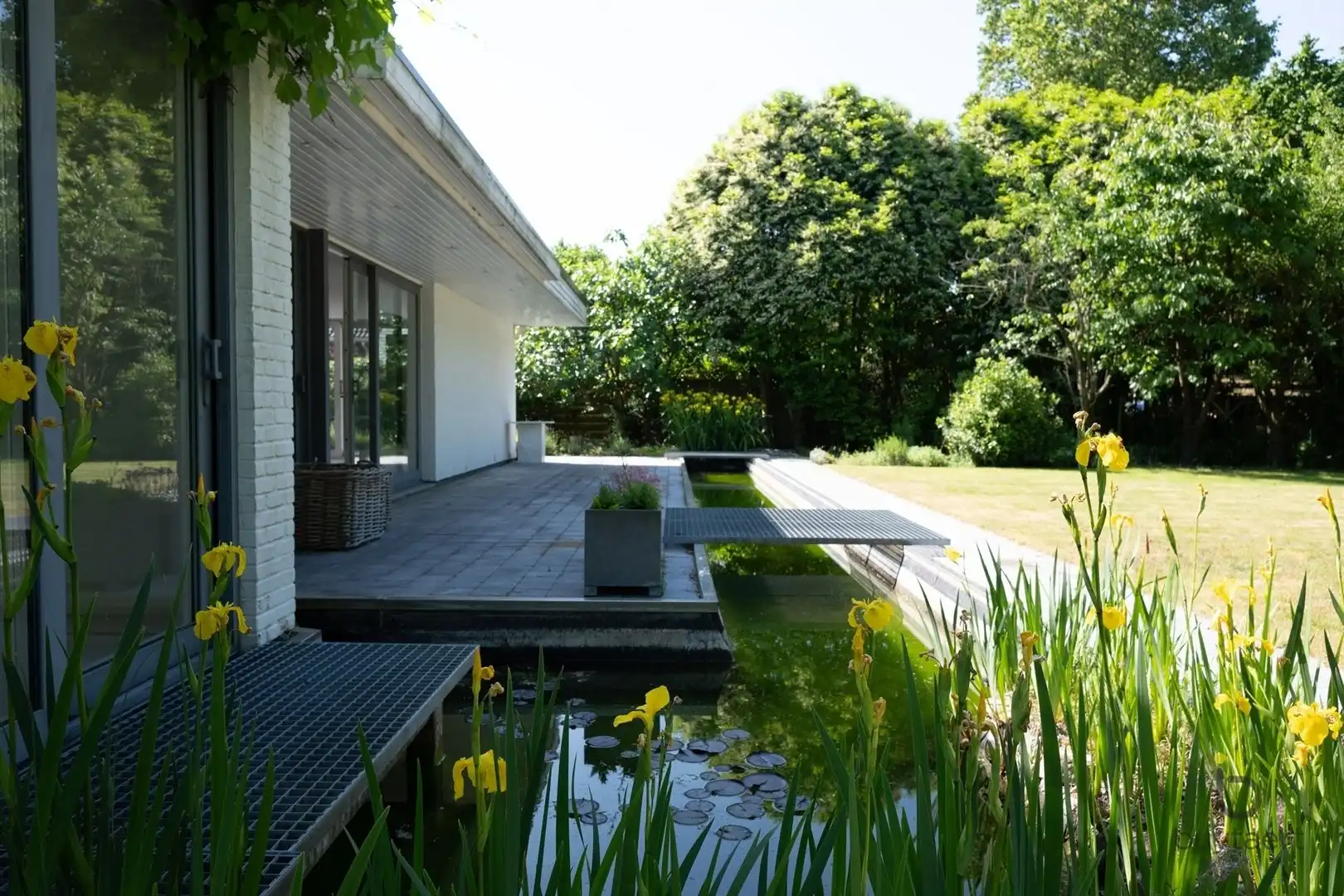 Te renoveren zonovergoten gelijkvloers 70’s woning met prachtige tuin en tal van mogelijkheden! foto 40