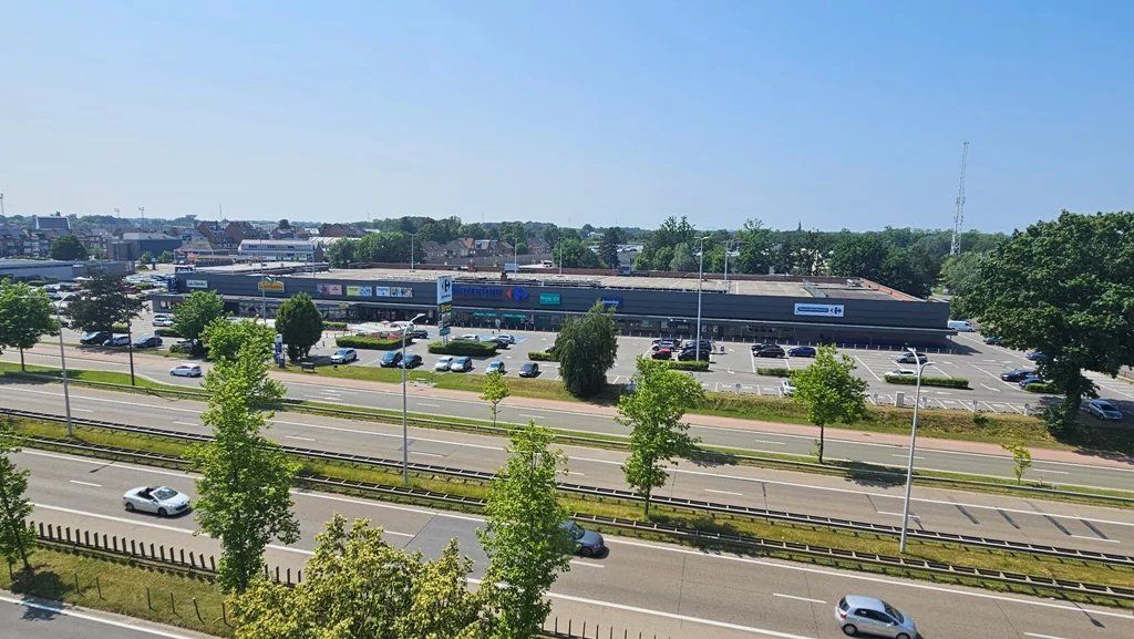 Instapklaar appartement met 2 + 1 slaapkamers en parkeerplaats voor de deur. foto 16
