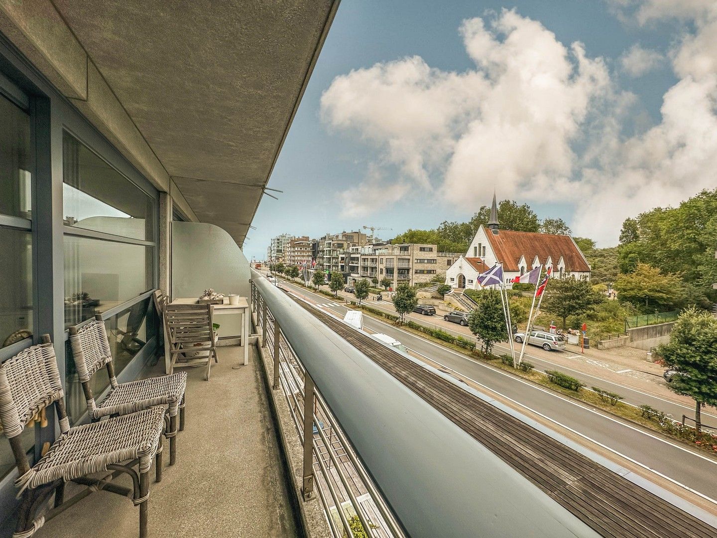 Instapklaar appartement met 2 zonneterrassen nabij de Zeedijk. foto 1