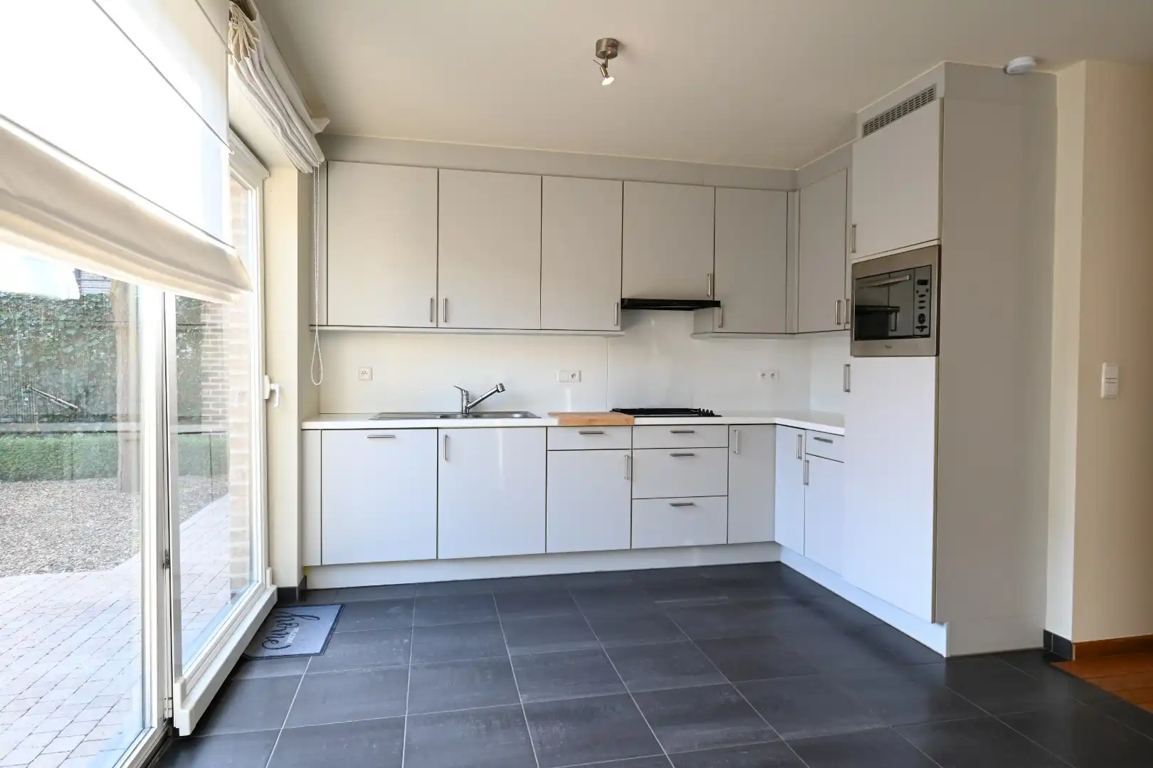 Degelijk 2-slaapkamer gelijkvloersappartement met autostandplaats + in hartje Bilzen foto 9