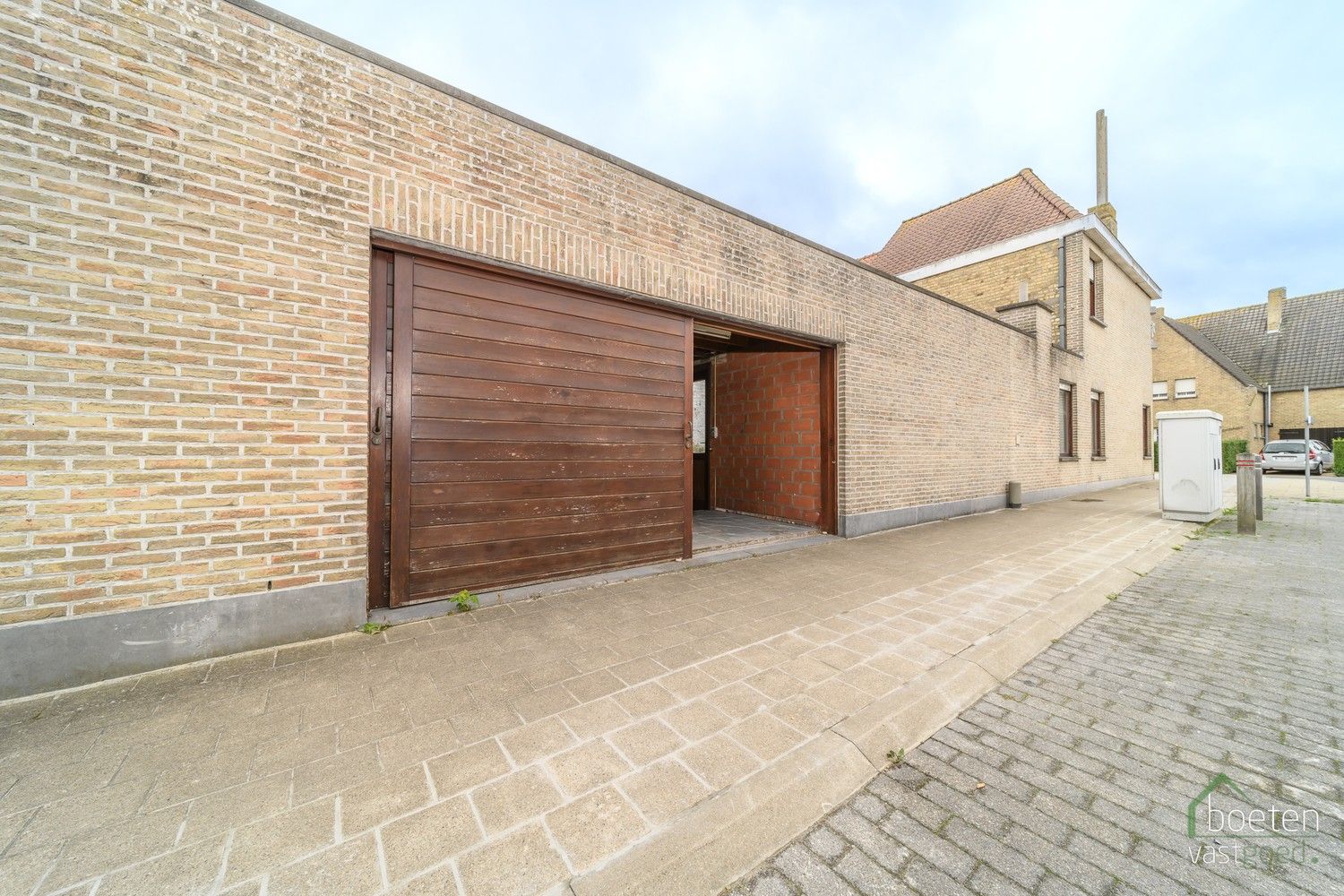 VEURNE: Heel degelijk woonhuis, met zeker enkele nodige werken maar anderzijds ook met leefbaar comfort, 4 slpks, zonnig terras en dubbele garage. foto 18