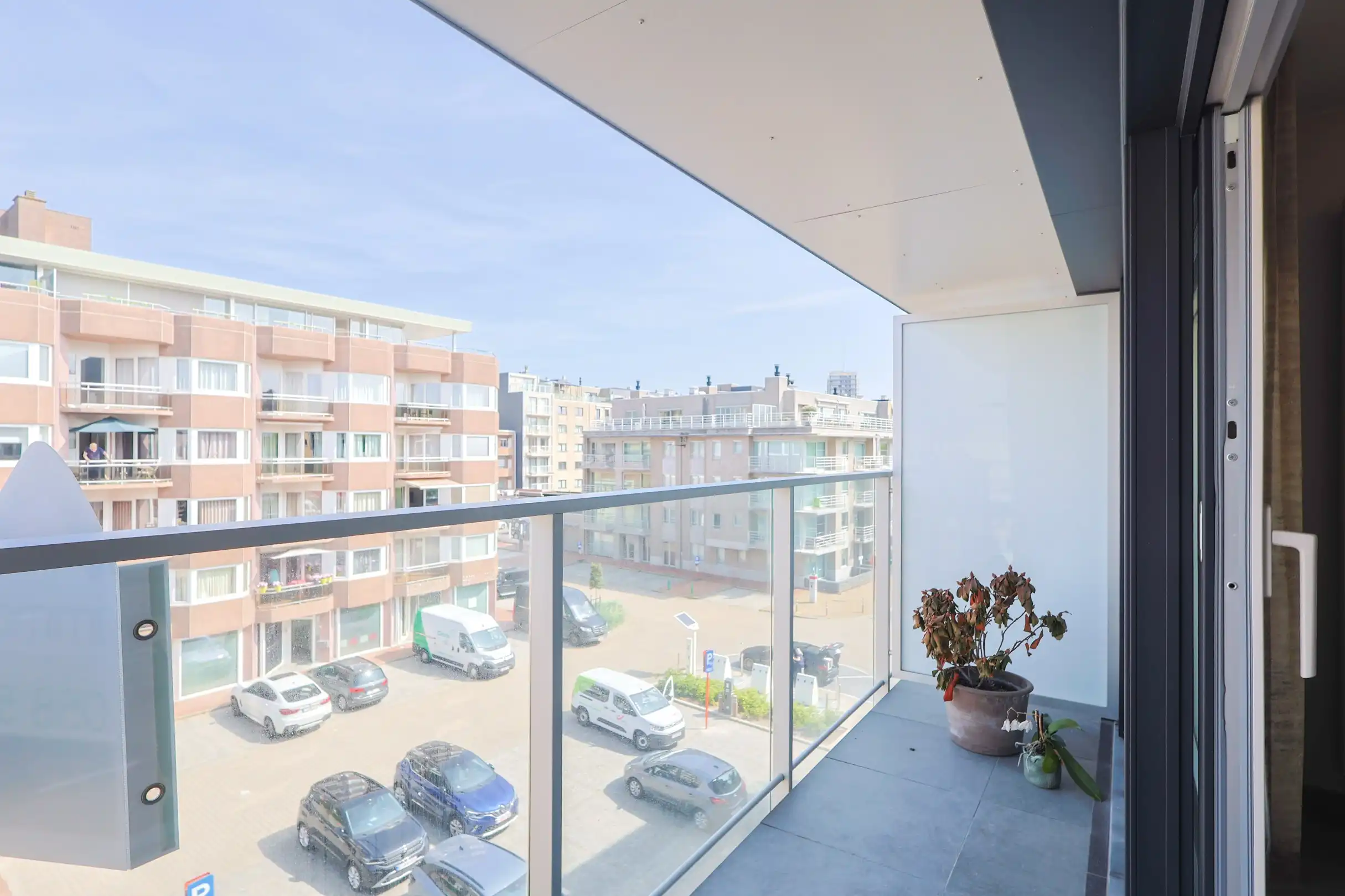 Instapklaar appartement met terras op toplocatie! foto 4