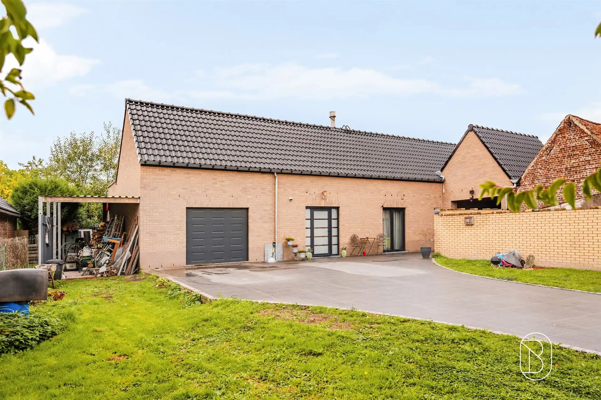 Ruime woning met bijgebouw in Laplaigne foto {{pictureIndex}}