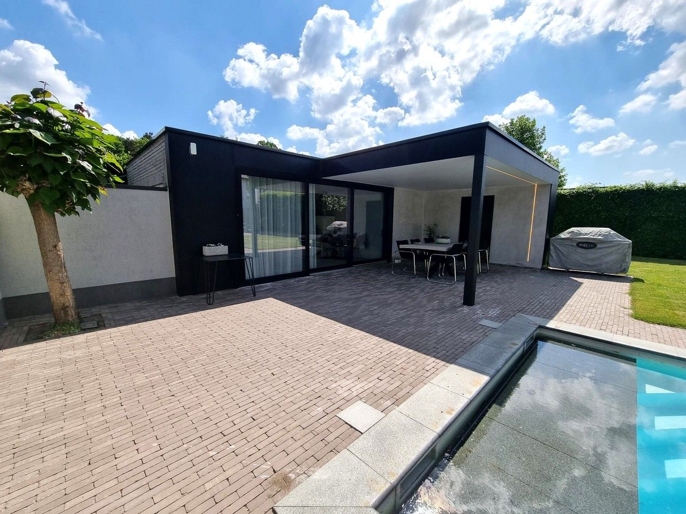 Prachtige villa woning, rustig gelegen met zonnige, diepe tuin voorzien van zwembad en poolhouse. foto 4