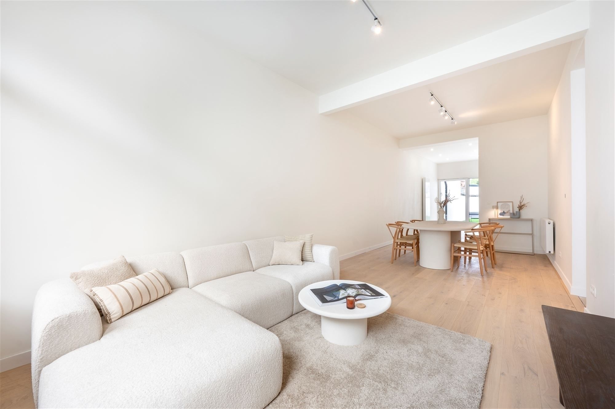 Ruime gerenoveerde woning met tuin foto 3