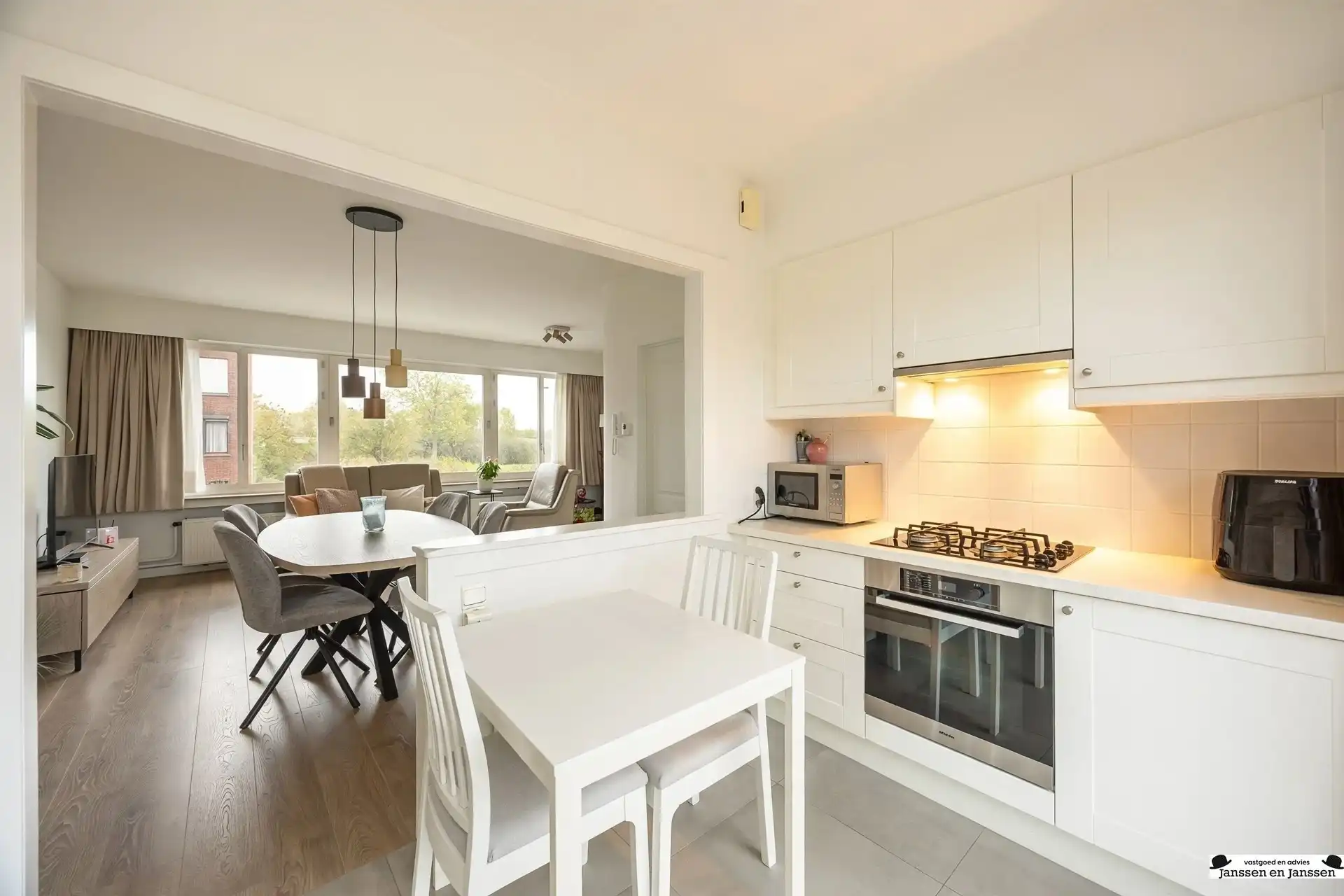 Instapklare bel-etagewoning met 3 slaapkamers, garage en zonnige tuin in Ekeren-Donk foto 10