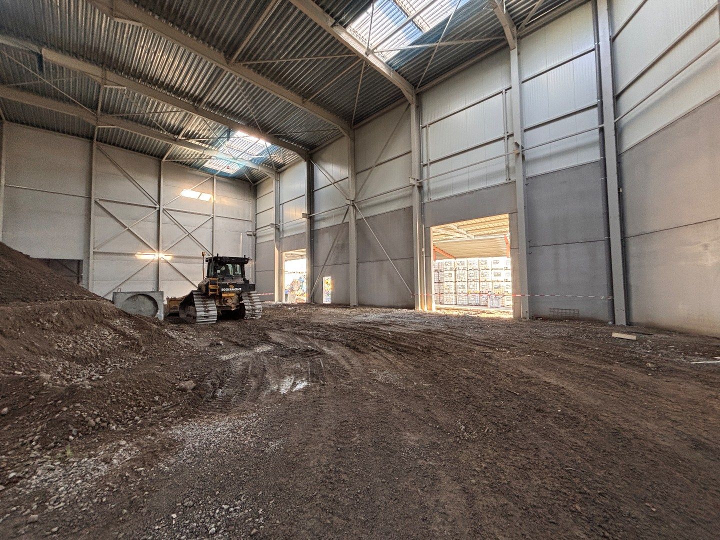 Logistieke bedrijfshal - 6834 m² & 350m² kantoren - met mogelijkheid tot 1200 m² extra kantoren. Superligging! foto 16