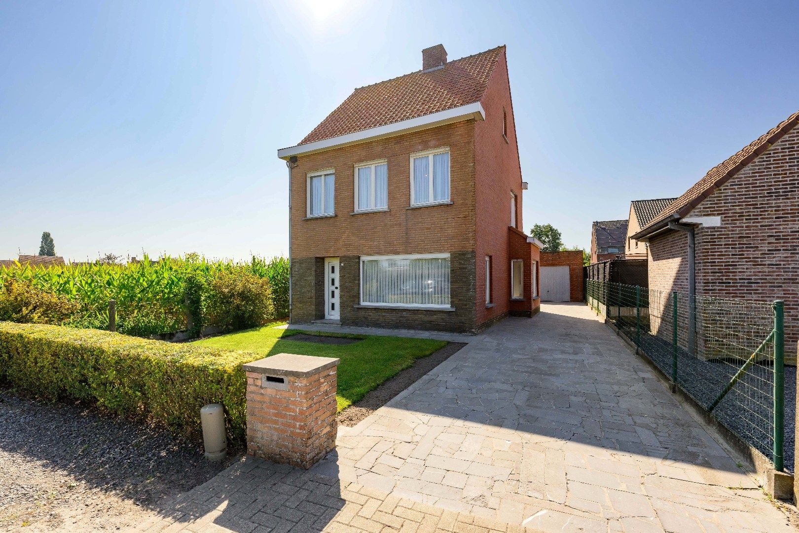 CHARMANTE ALLEENSTAANDE WONING MET 3 SLPKS | GARAGE & TUIN  foto 2