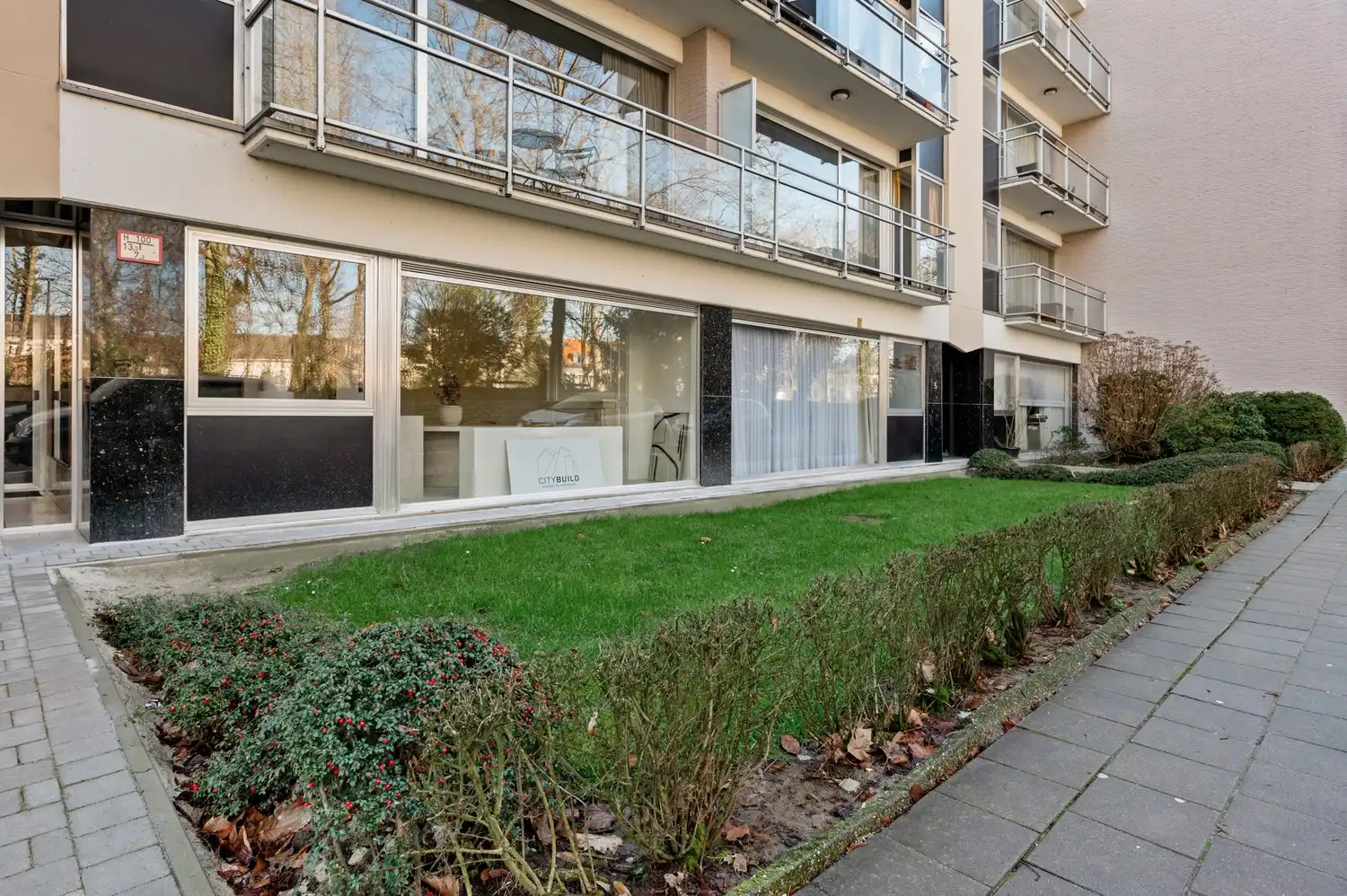 Luxueus gerenoveerd 3-slaapkamer appartement op toplocatie in Lier foto 3