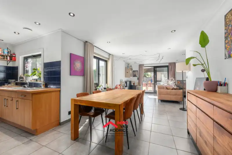 Instapklare woning met 5 slpkmrs en nieuw dak!!! foto 3