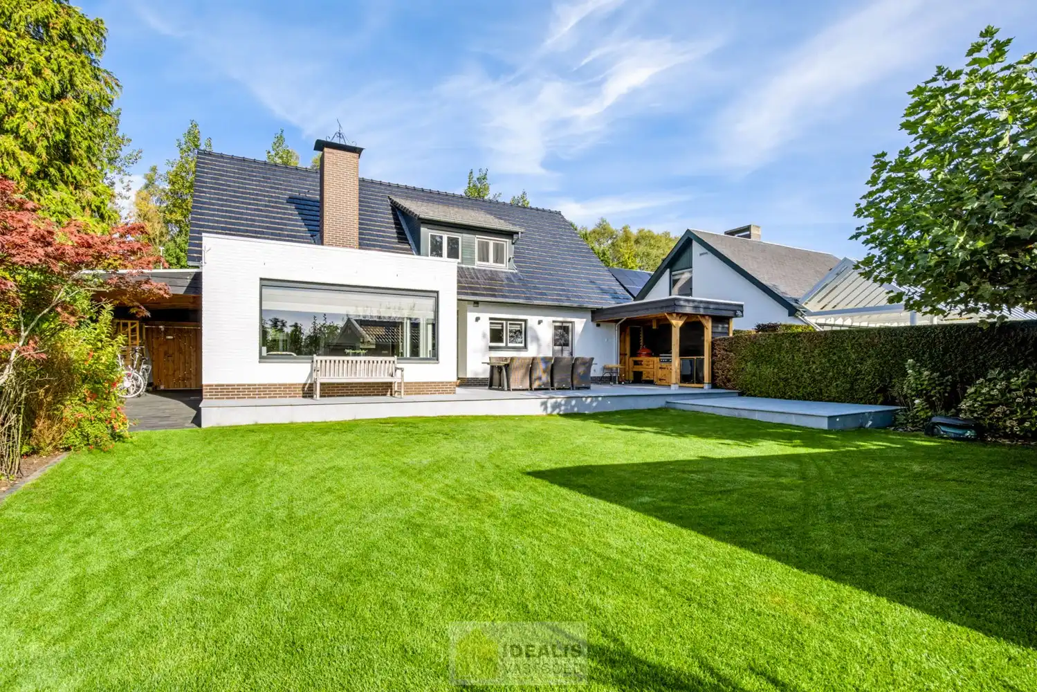 IDEALIS VASTGOED – EEN HUIS OM VERLIEFD OP TE WORDEN! DEZE PRACHTIGE INSTAPKLARE (LEVENSBESTENDIGE) VILLA MET EEN HEERLIJKE LICHTRIJKE LEEFRUIMTE VOORZIEN VAN EEN OPEN KEUKEN, 5 SLAAPKAMERS, 2 BADKAMERS, EEN PERFECT AANGELEGDE TUIN IN ALLE PRIVACY, UITGERUST MET EEN GOED VOORZIENE BUITENKEUKEN EN BIJGEBOUWEN INGERICHT VOOR WELLNESS (HOT TUB) EN BERGRUIMTE! EEN MUST VISIT VOOR ZIJ OP ZOEK NAAR MOOIE HUIZEN! foto 7