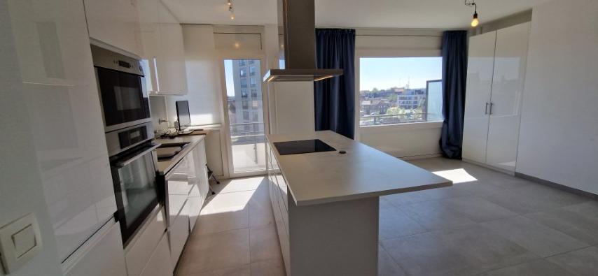 Volledig vernieuwd APPARTEMENT op de 4de verdieping met 2 slaapkamers, ondergrondse kelder en garage in het hoofdgebouw foto 8