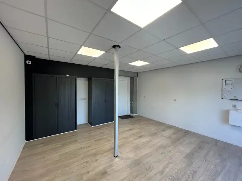 Instapklare KMO-unit met kantoren (±355 m²) op topligging foto 13