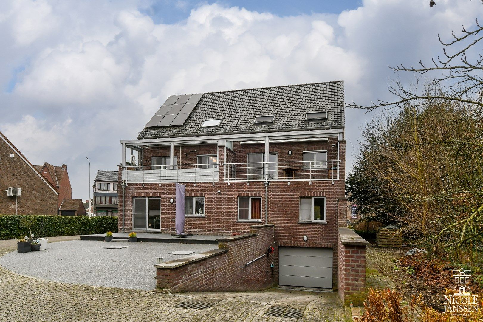 Verzorgd appartement van 135 m² op de eerste verdieping met autostandplaats en kelder foto 2