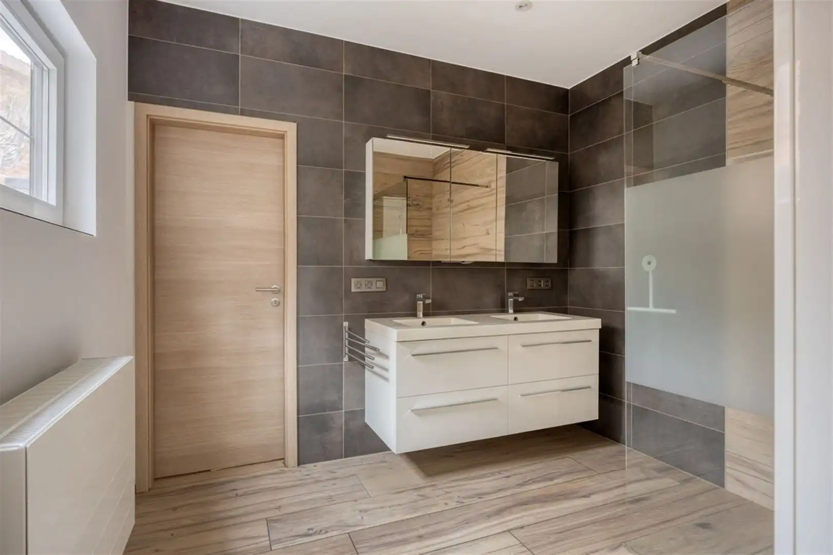 TE KOOP: Gesloten bebouwing met 3 slaapkamers te Kuringen! foto 18