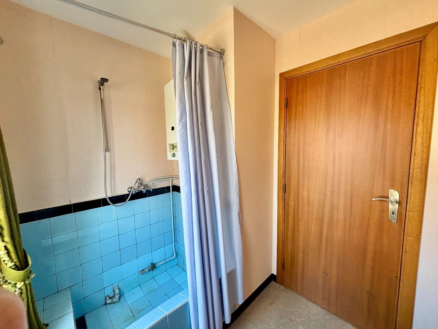 Ruime en kloeke halfopen woning met zonnige tuin. Opp:555m². foto 16
