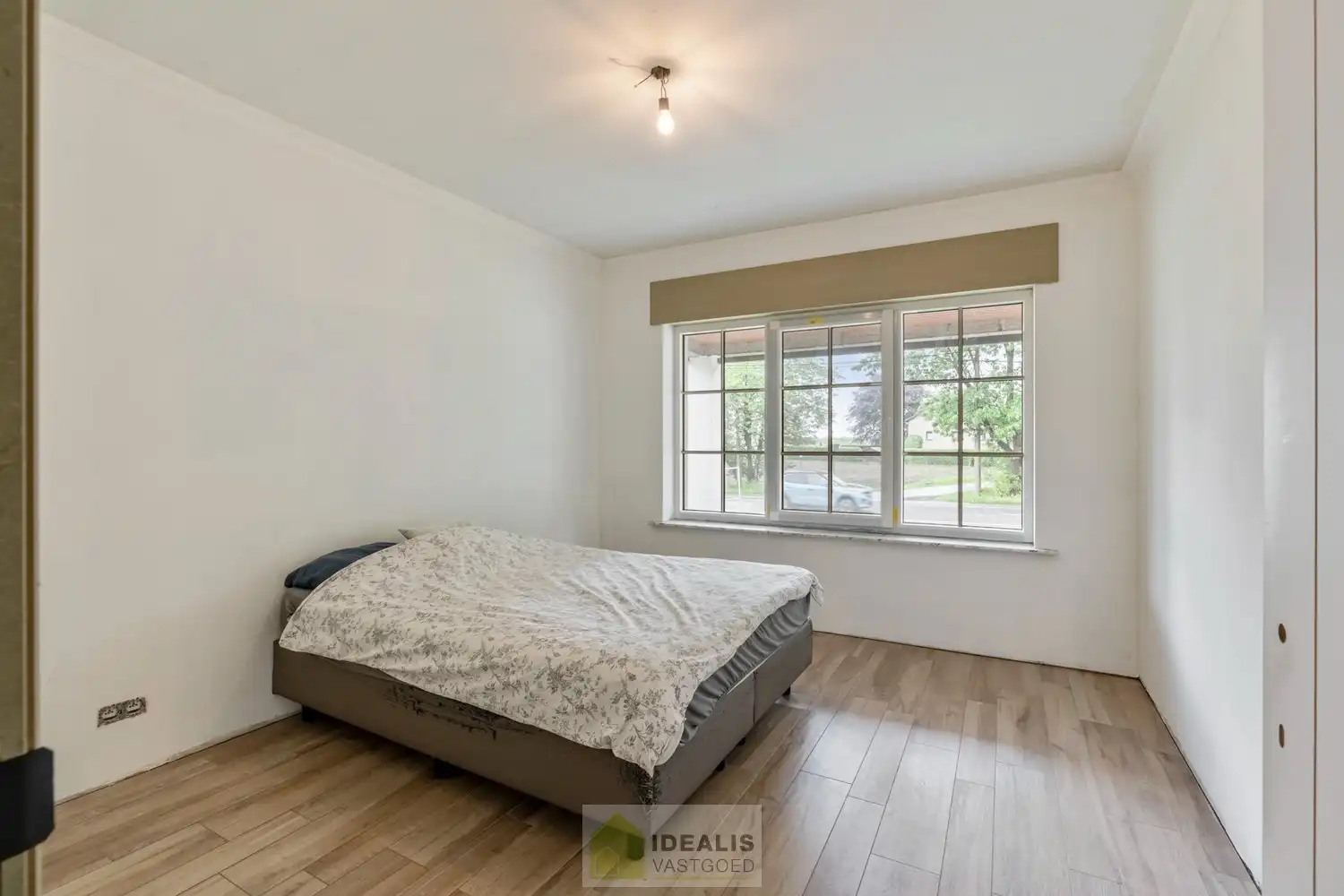 KNAPPE GROTENDEELS GERENOVEERDE EENGEZINSWONING MET EEN HEERLIJK LICHTRIJKE WOONKAMER MET OPEN KEUKEN, AANSLUITEND VERANDA MET ZICHT OP DE ZEER RUIME TUIN (+-2700M²!), 3 SLAAPKAMERS, RUIMTELIJKE BADKAMER VOORZIEN VAN BAD EN INLOOPDOUCHE EN DE WONING IS VOLLEDIG ONDERKELDERD! EEN HEERLIJK RUIME BUNGALOW DIE NOG VOLLEDIG NAAR EIGEN SMAAK AFGEWERKT KAN WORDEN! Een aangename woning met een bewoonbare oppervlakte van +- 185m² op een perceel van +- 26are98ca (2698m²) op een rustige locatie! Tevens is de woning centraal gelegen t.o.v. het centrum van Peer, Meeuwen (Oudsbergen) en Houthalen-Helchteren en kan men vlot gebruik maken van de Noord-Zuidverbinding (A24). foto 17