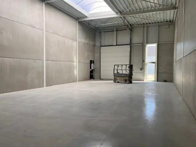 Zeer goed gelegen bedrijfsruimte foto 2