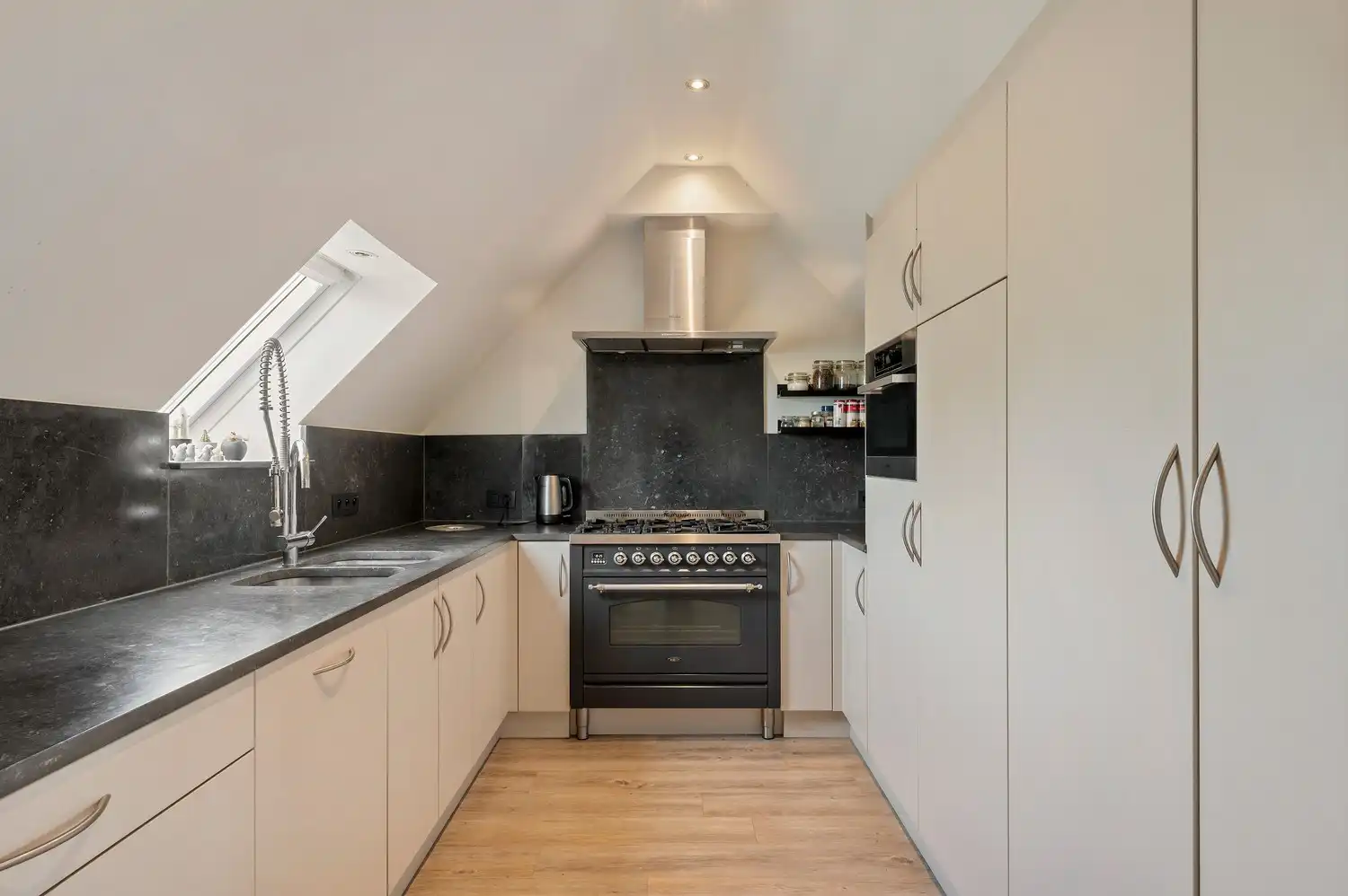 Gunstig gelegen loft met 2 slaapkamers foto 16