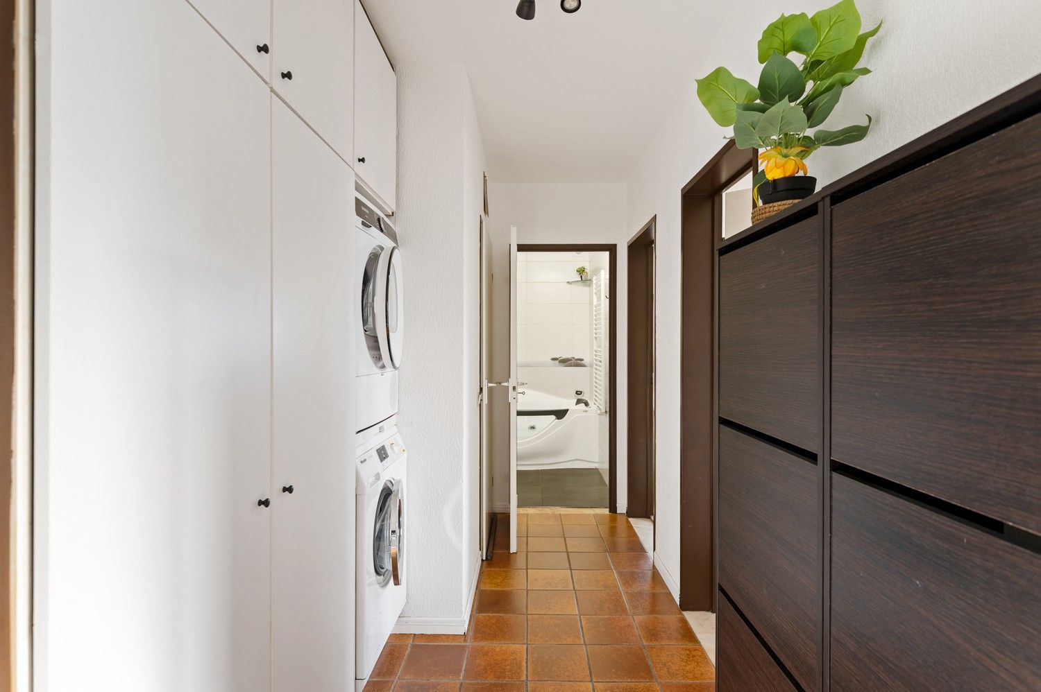 Gelijkvloers appartement met 2 SLPKS, een autostaanplaats en terras in Borgerhout! foto 6