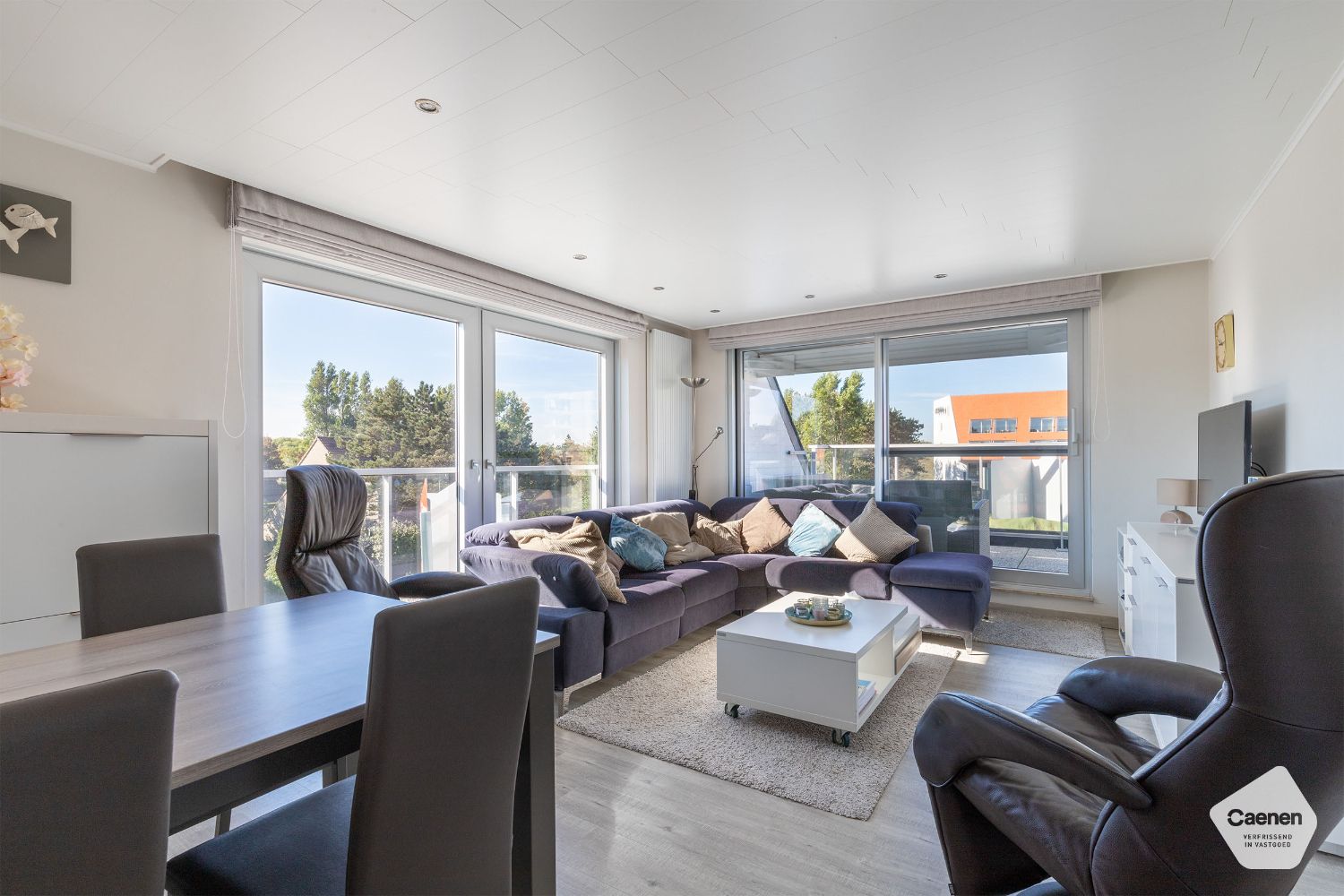 Volledig gerenoveerd duplex appartement met 3 slaapkamers foto {{pictureIndex}}