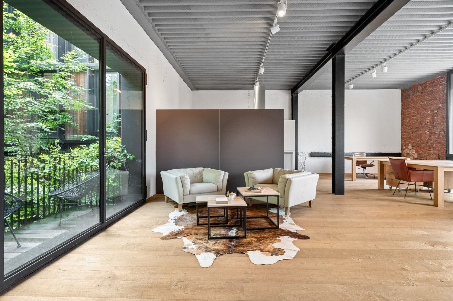 Inspirerend kantoor van ca. 140 m² te huur in het project Kanaal van Axel Vervoordt foto {{pictureIndex}}