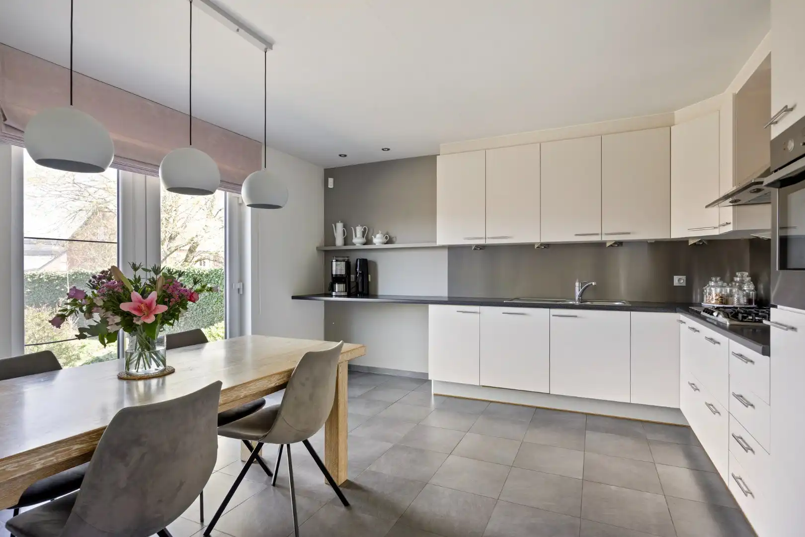 Rustig gelegen in MIllen Riemst, staat deze knappe woning met tuin te koop foto 8