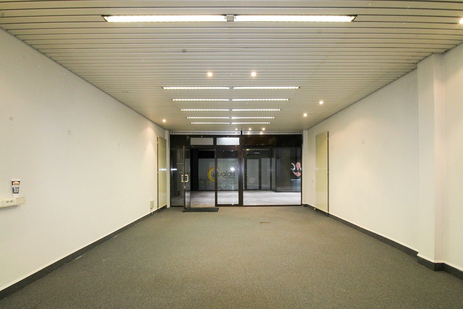 Nieuwe kansen wachten: Veelzijdige kantoor- of handelsruimte te huur in het hart van Sint-Niklaas  foto 3