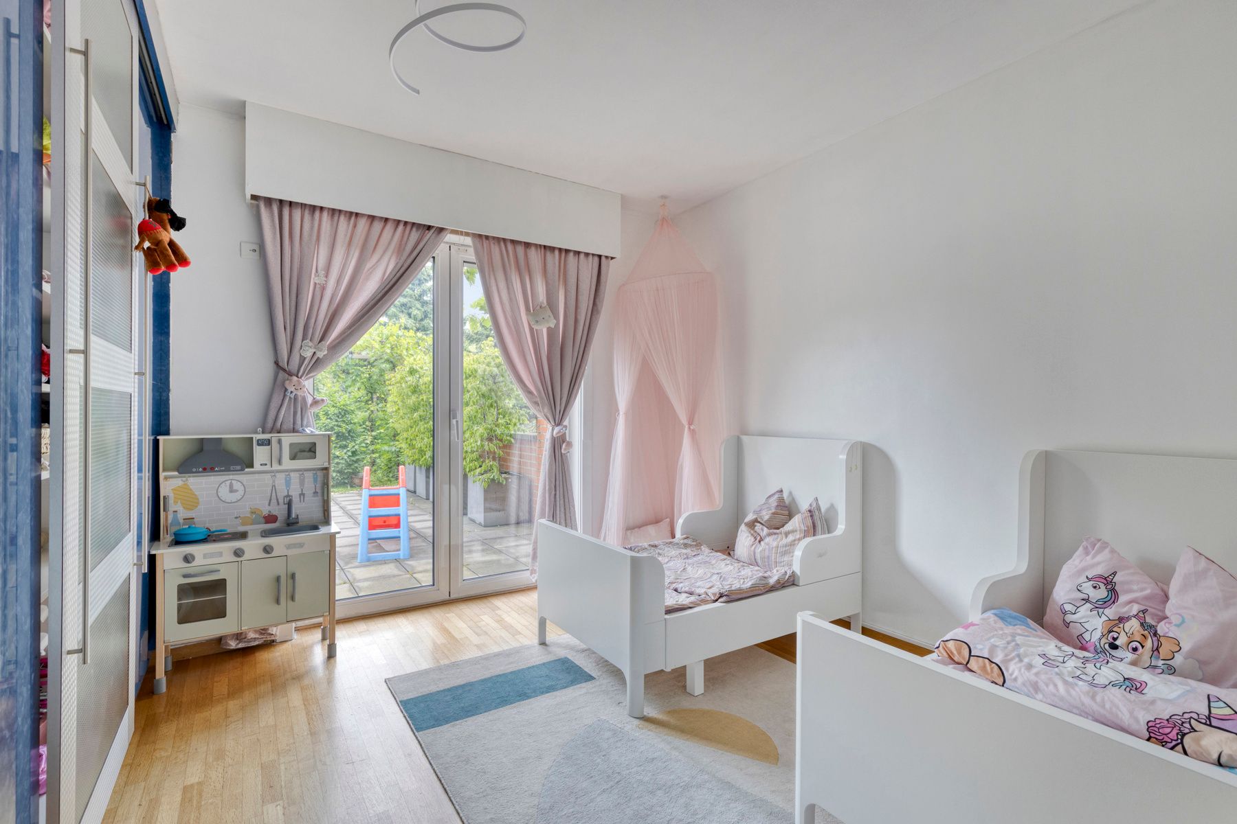 Licht en ruimte in dit appartement met tuin, inpandige garage en lift foto 6