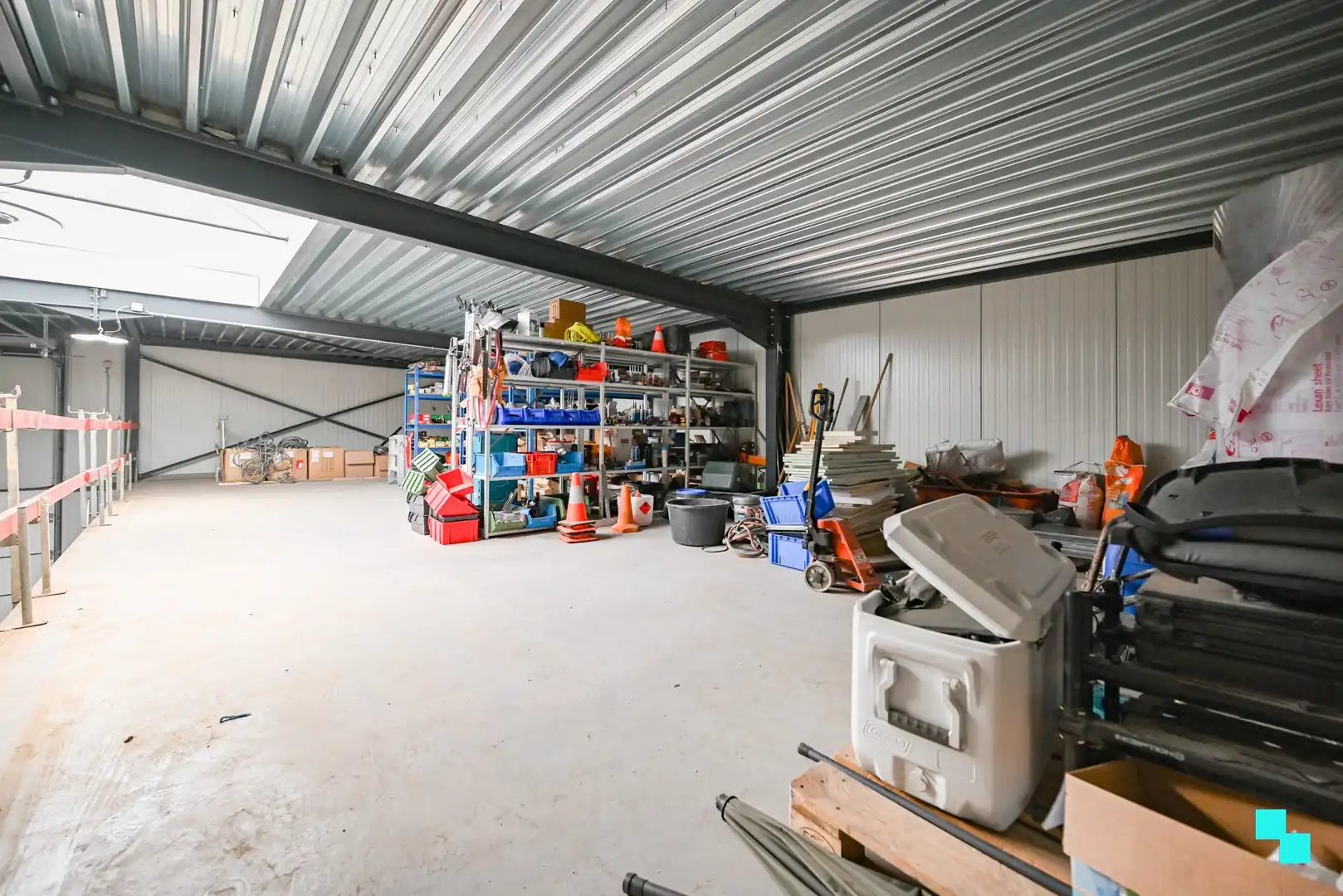 KMO-entiteit met 2 loodsen en 2 overdekte buitenopslagruimtes te Izegem foto 11