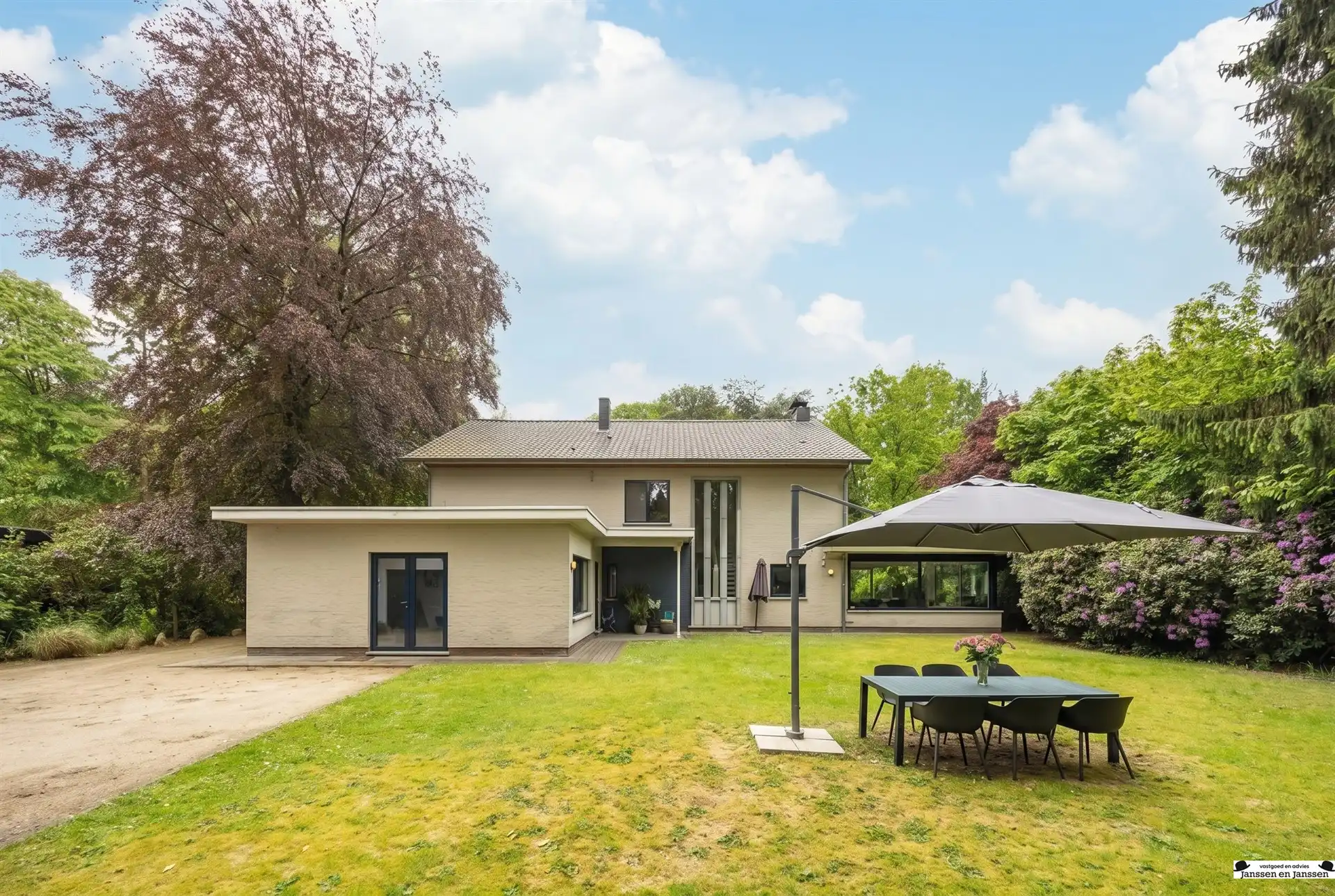 Exclusieve villa op royaal perceel van 3.000 m² grenzend aan uniek natuurdomein foto 28