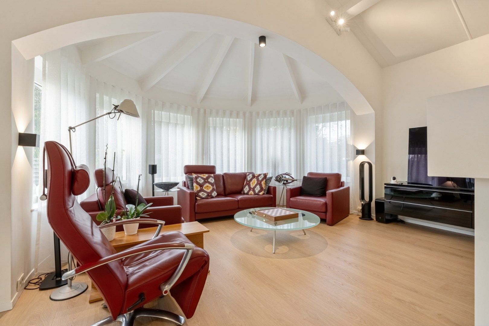 Verrassende villa met luchtig interieur en grote tuin foto 9