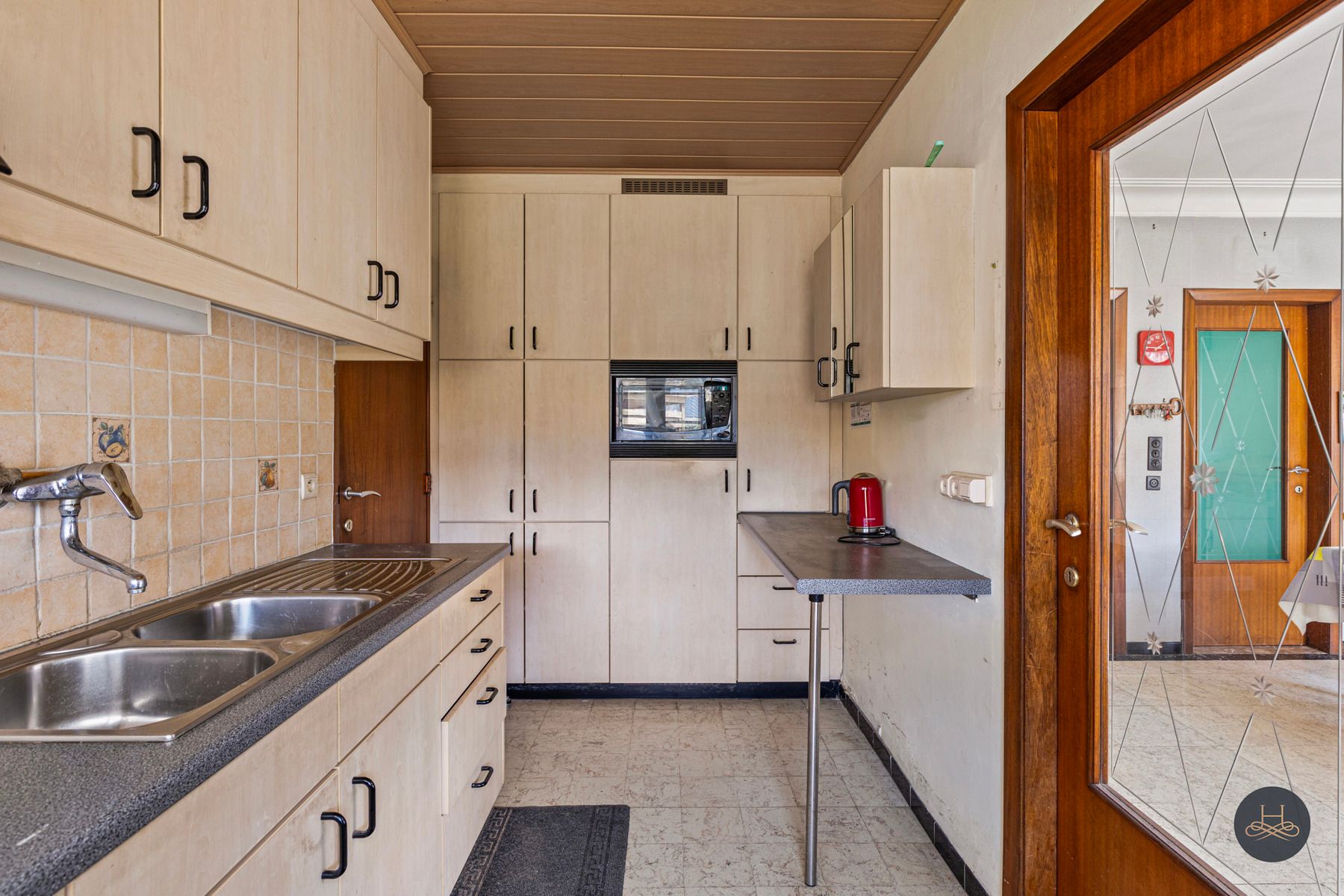 Ruime te renoveren woning met grote tuin en veel parking foto 14