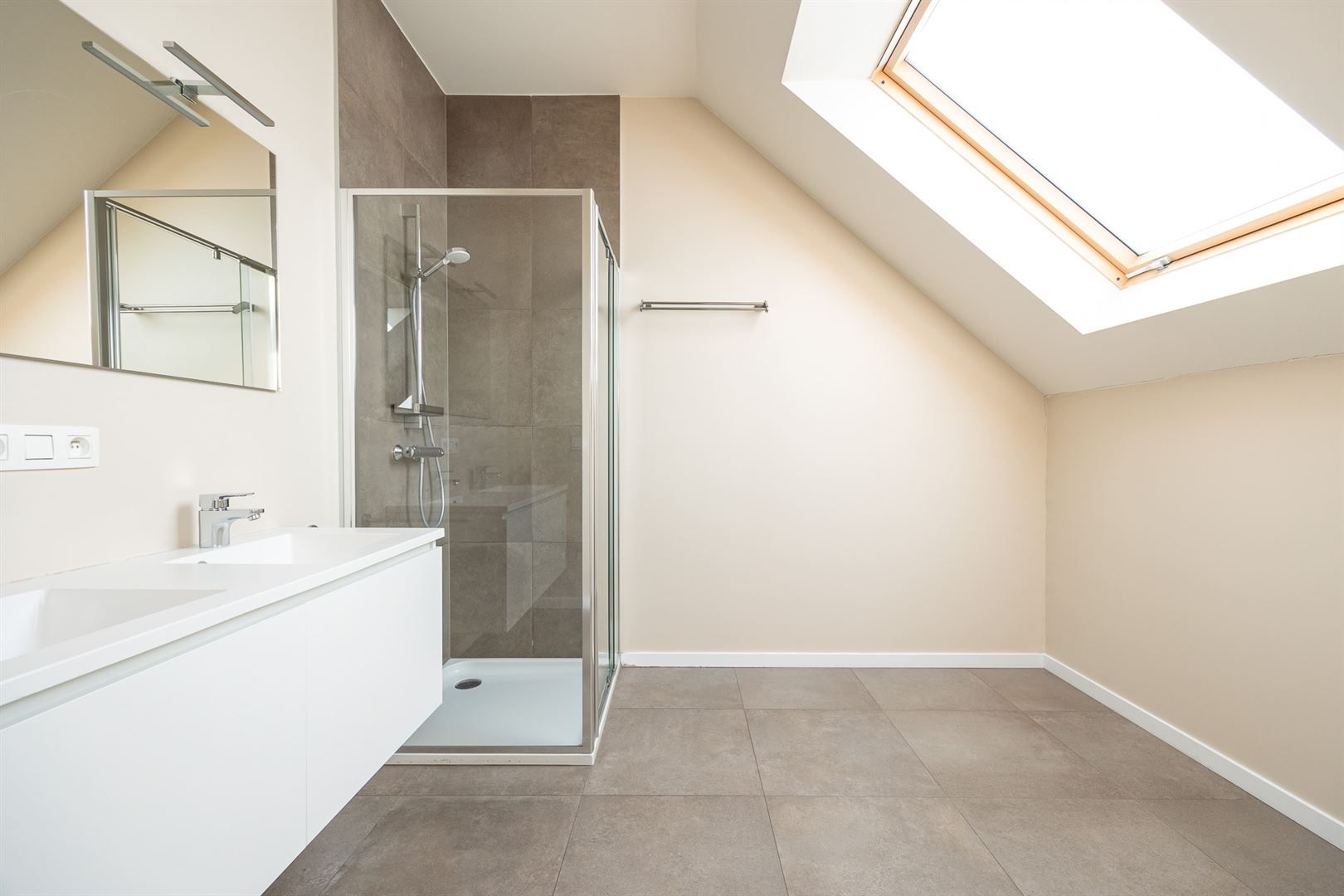 Recente nieuwbouw woning in de bruisende Regatta wijk.  foto 19