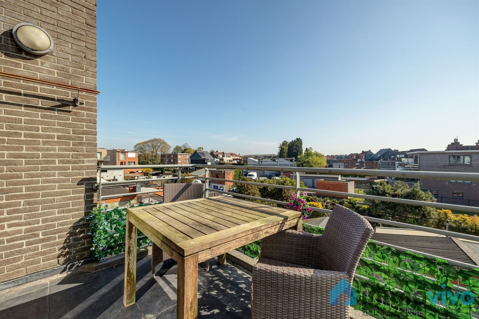 Instapklaar 2-slaapkamer appartement met terras en staanplaats. foto {{pictureIndex}}