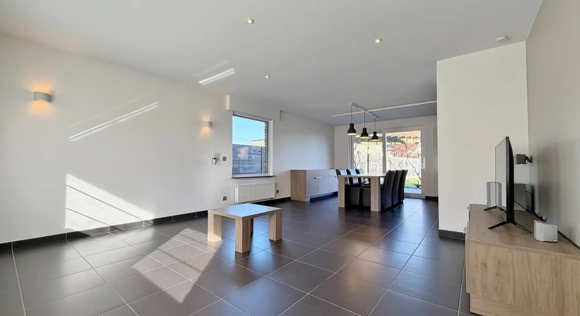 Ruime, zeer goed onderhouden villa met prachtige tuin in rustige doodlopende straat. foto 3