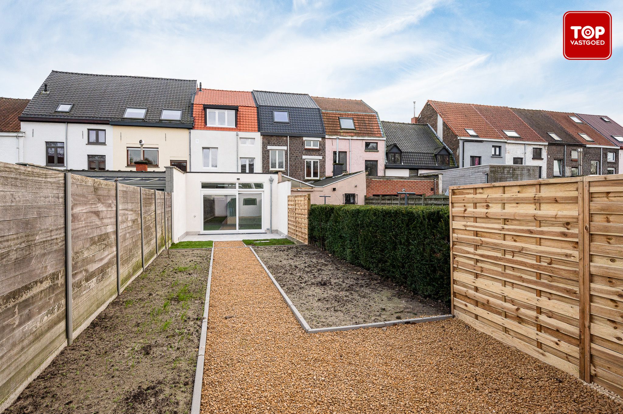 Totaal gerenoveerde woning met 3 slaapkamers en mooie tuin. foto 14