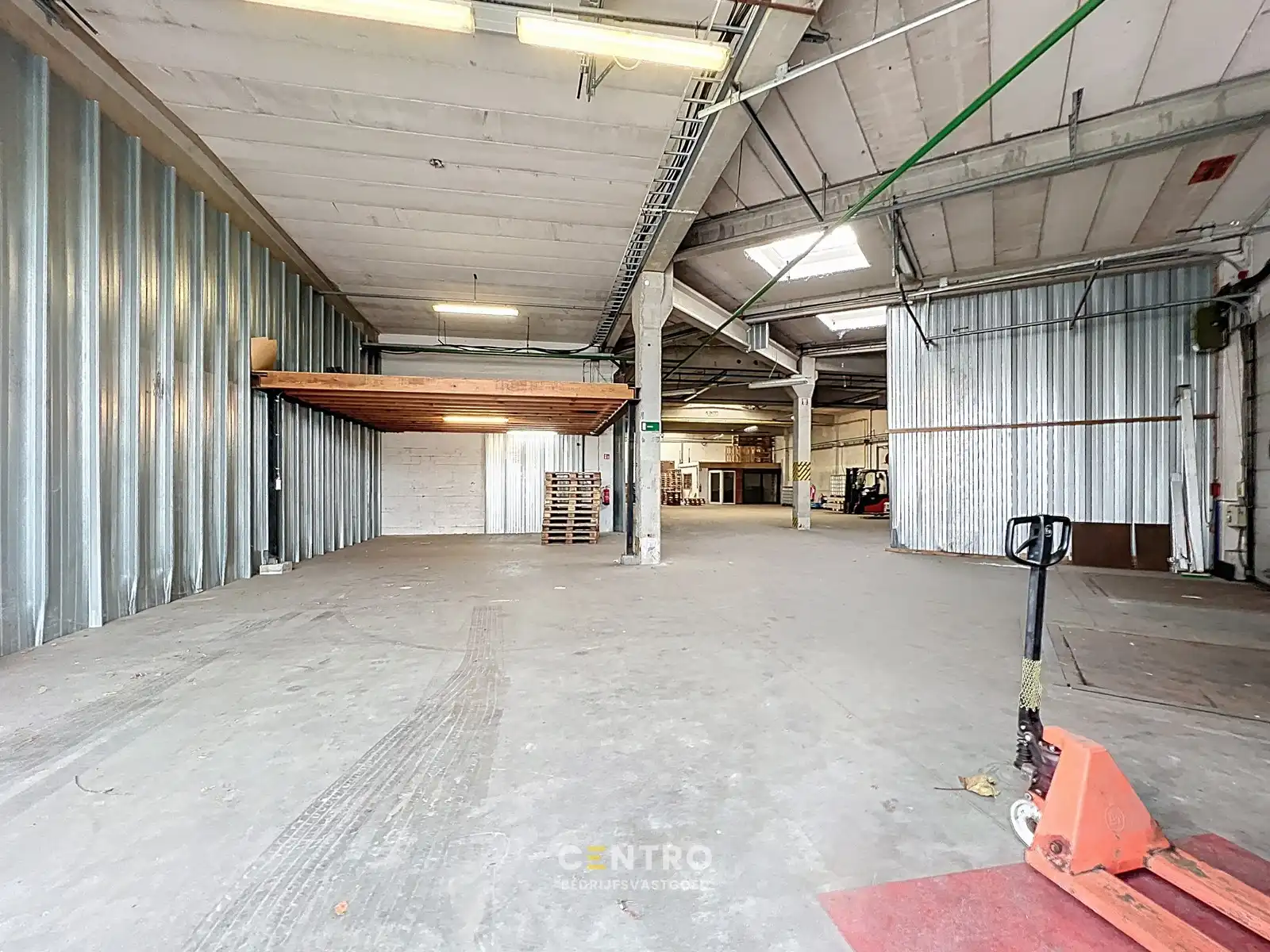Logistieke LOODS/MAGAZIJN van ± 520m2 met 5 poorten waarvan 3 loskades TE ROESELARE ! foto 13