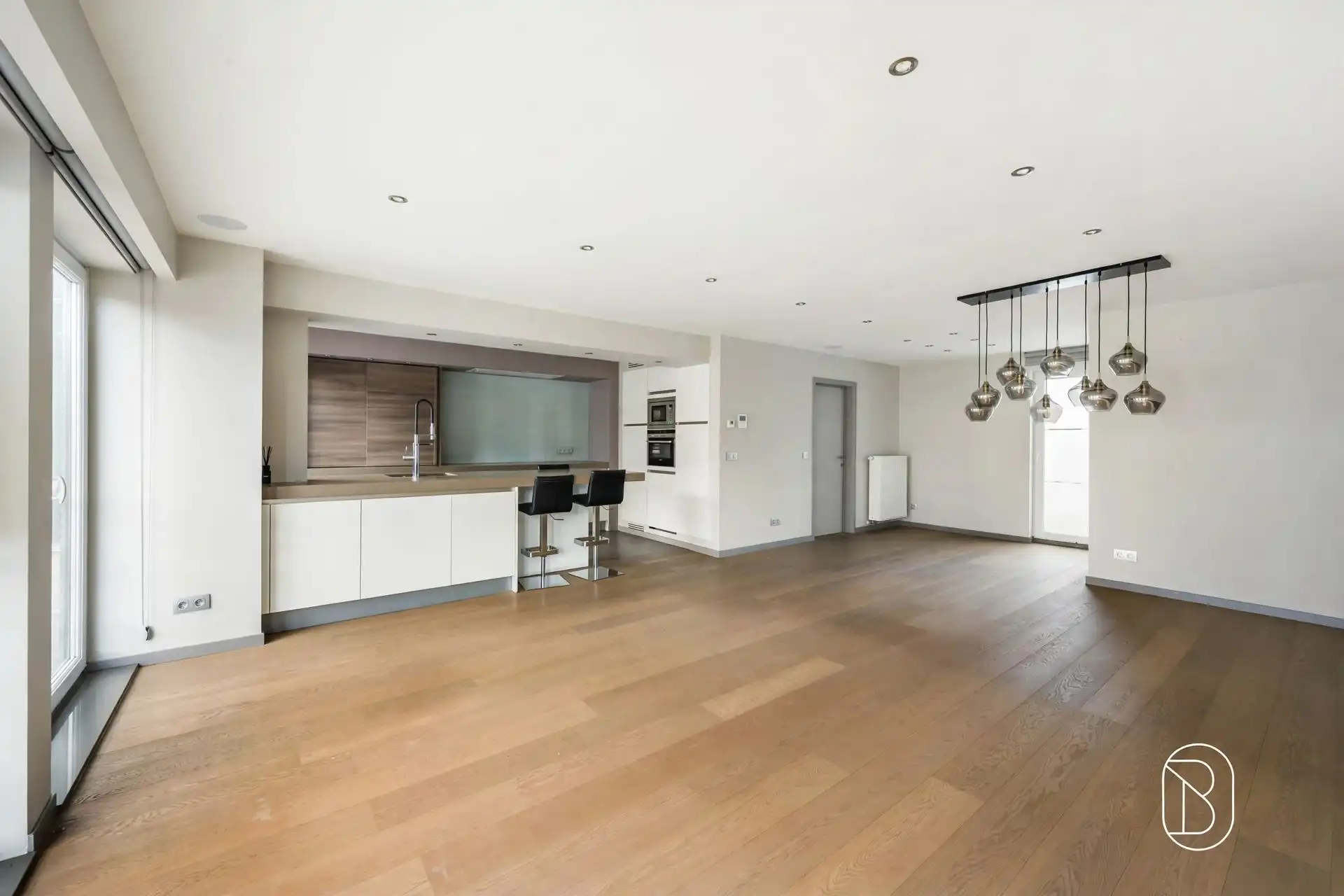 Topgelegen handelspand met kwalitatief duplex appartement foto 5