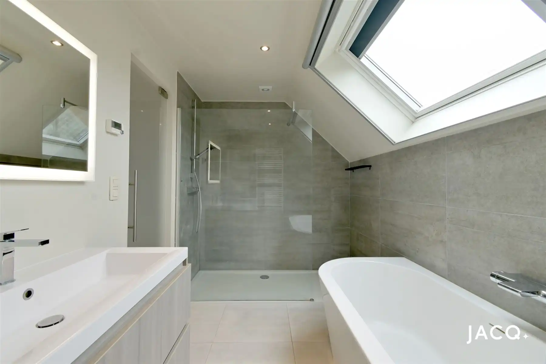 Gerenoveerde woning met 2slpk's, ruim terras en garage! foto 14
