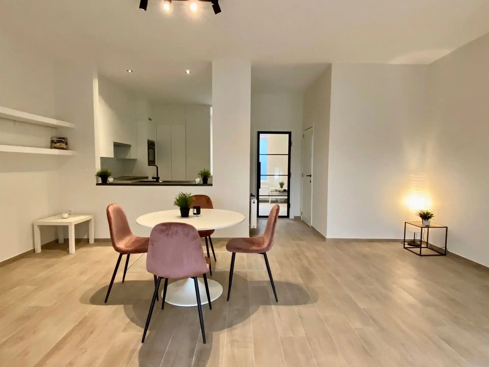Ruime pal in het centrum gelegen woning met 4 slk, tuin en zonnepanelen! foto 2