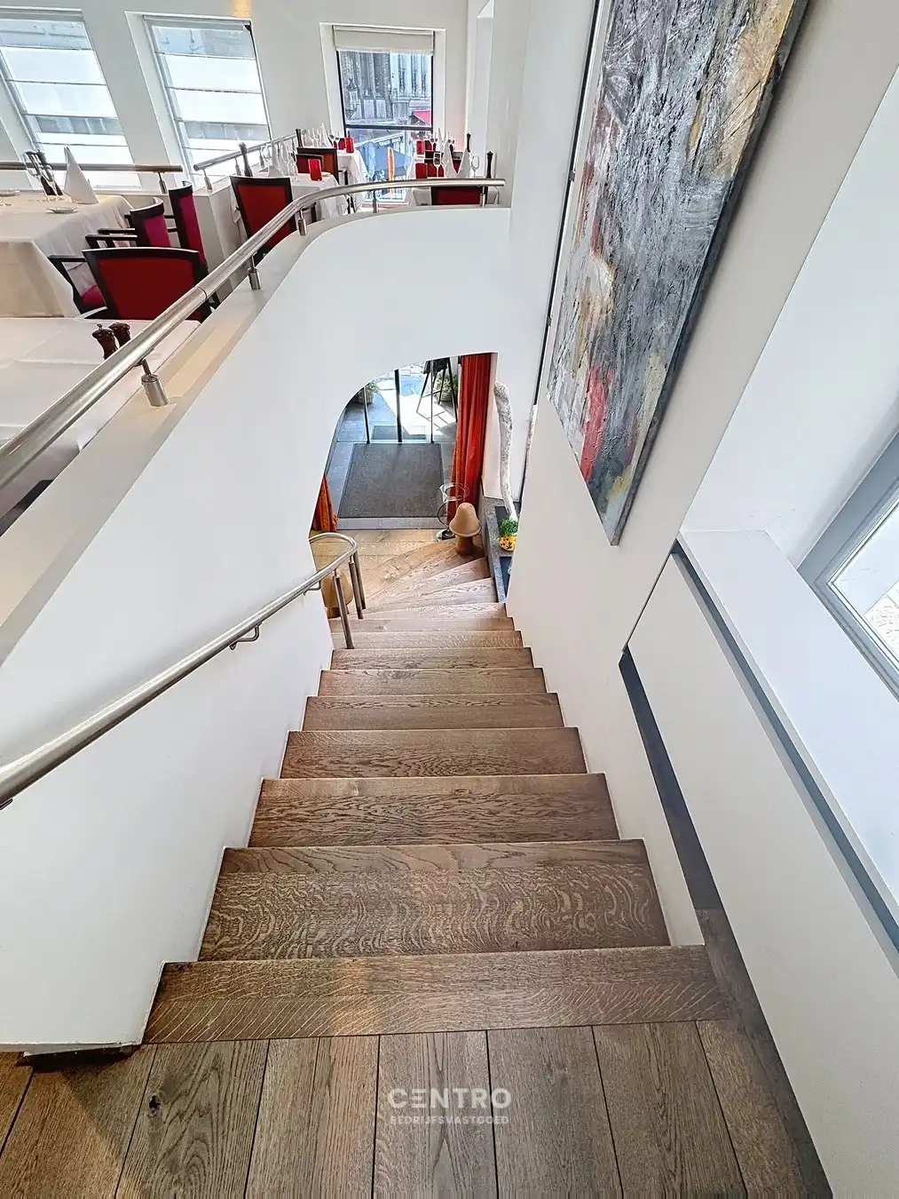 Authentiek & volledig gerenoveerd (°2000) hoekpand (5 verdiepingen, lift aanwezig) in het historisch en toeristisch centrum, met 3 private parkeerplaatsen op het terrein. foto 6