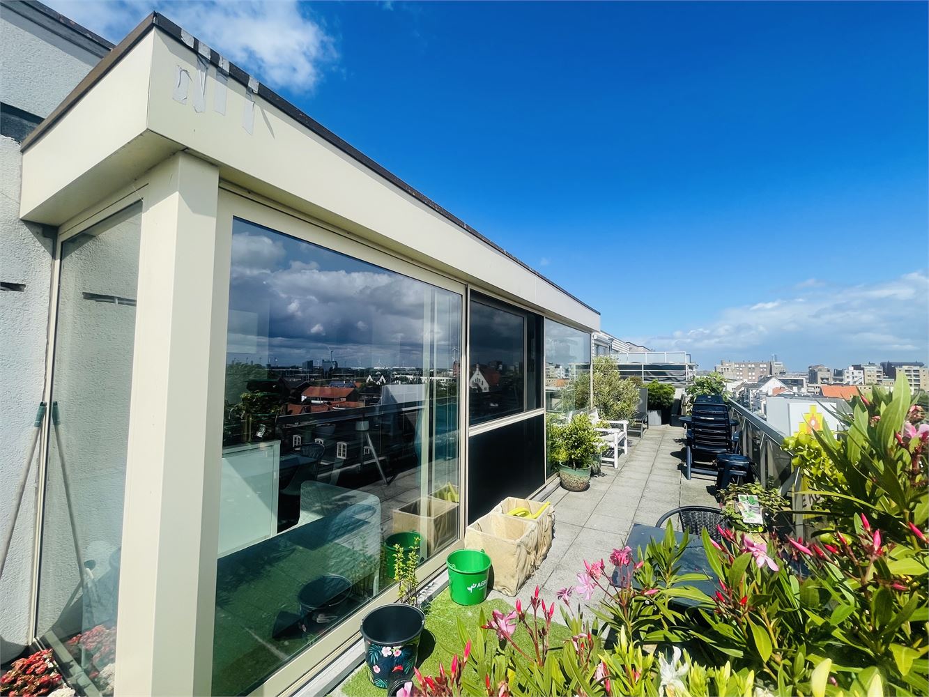 Toplocatie  Zeebrugge, op 50 meter van het STRAND,  Totaal vernieuwde ruime PENTHOUSE 132m² met TERRAS 36m² op het zuiden, 4 slaapkamers,2 badkamers, 4 jaar geleden gerenoveerd.  Gans de dag zon, van zonsopgang tot zonsondergang. foto 2