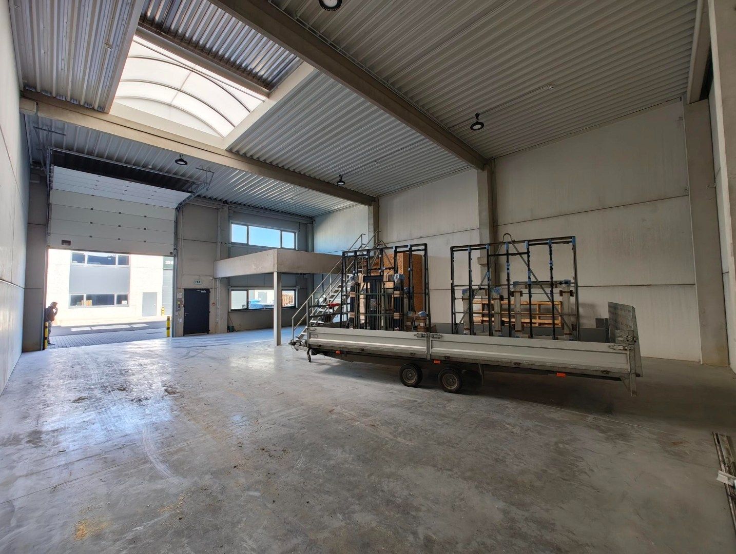 Zeer goed gelegen moderne industriehal van +/- 205m² (+ 34m² mezzanine) foto 2