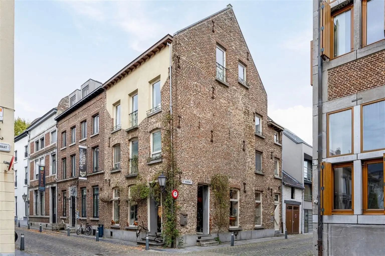 Gezellig, gerenoveerd 1-slaapkamerappartement met dressing/bureelruimte op een toplocatie nabij de Markt van Maaseik. foto 17