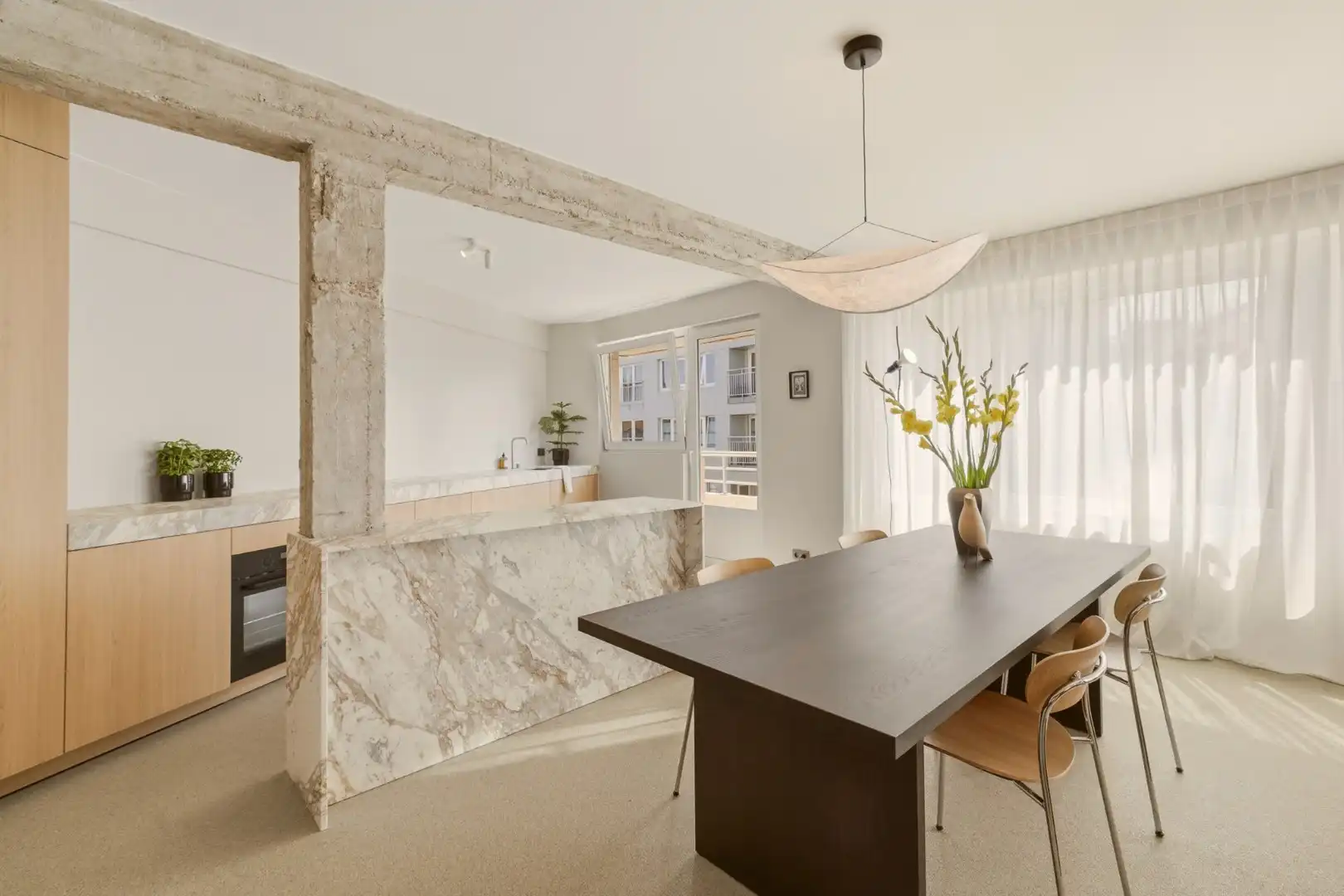 Stijlvol gerenoveerd stadsappartement met maatwerk, 2 slaapkamers en veel bergruimte foto 9