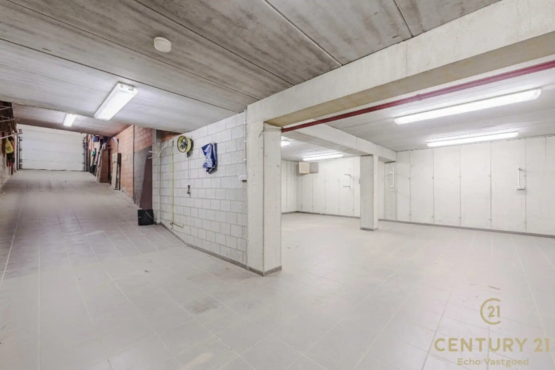 Topgelegen handelspand met magazijn en privatieve parking foto 10