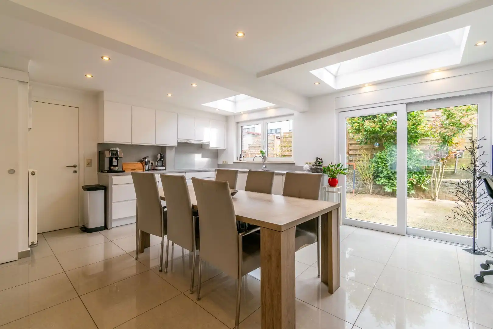 Een instapklare 3 gevelwoning met garage! foto 2